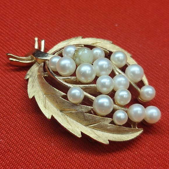 Vintage Trifari Gold Tone Faux Pearl Leaf Brooch Pin - Picture 7 of 10